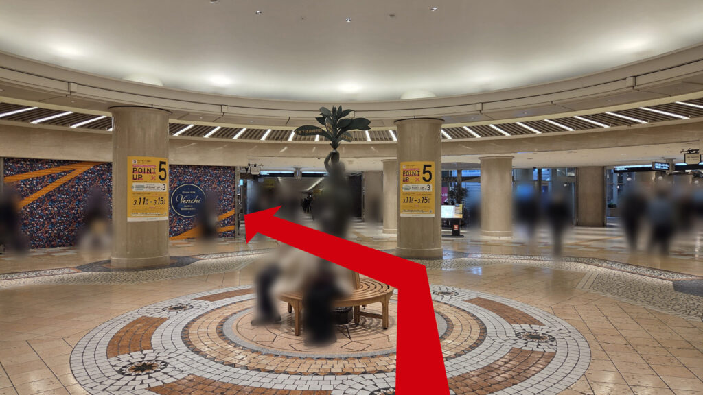 リージャス梅田スクエアビジネスセンターへのアクセス方法：ディアモール大阪の分岐点　中心にオブジェと円形のベンチが置かれている　斜め左前方にある「Venchi（アイスクリーム屋）」方面へ向かう