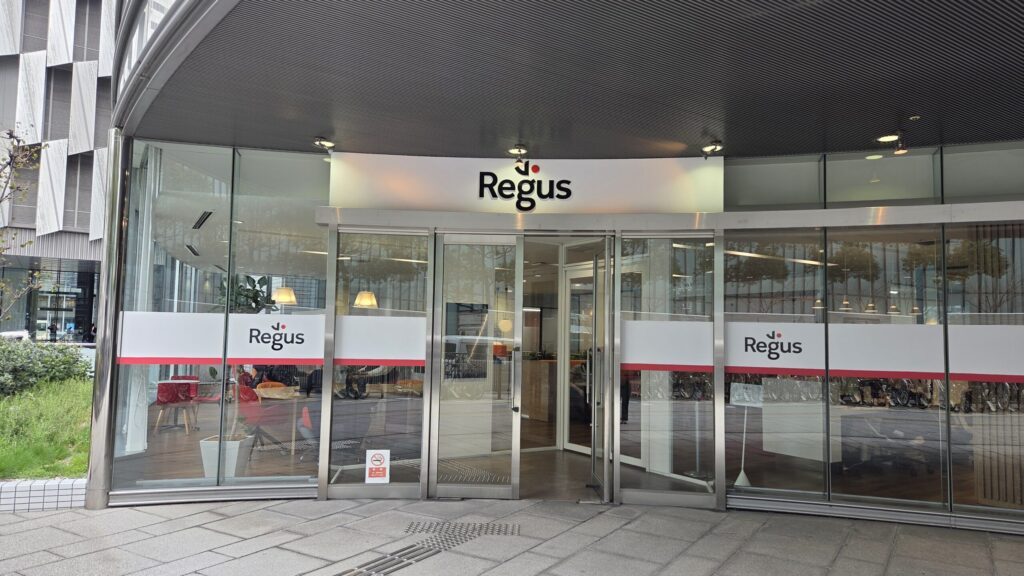 リージャス梅田スクエアビジネスセンターへのアクセス方法：ビル1FのRegus 梅田スクエアビジネスセンター」入り口の様子