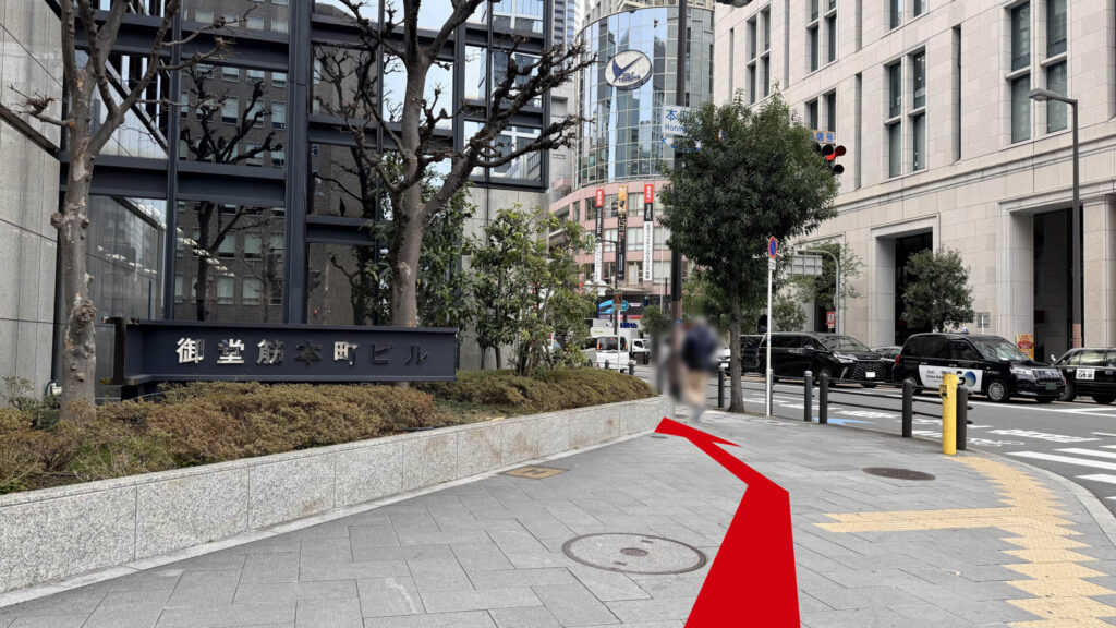 H¹O 本町へのアクセス：御堂筋本町ビルの角