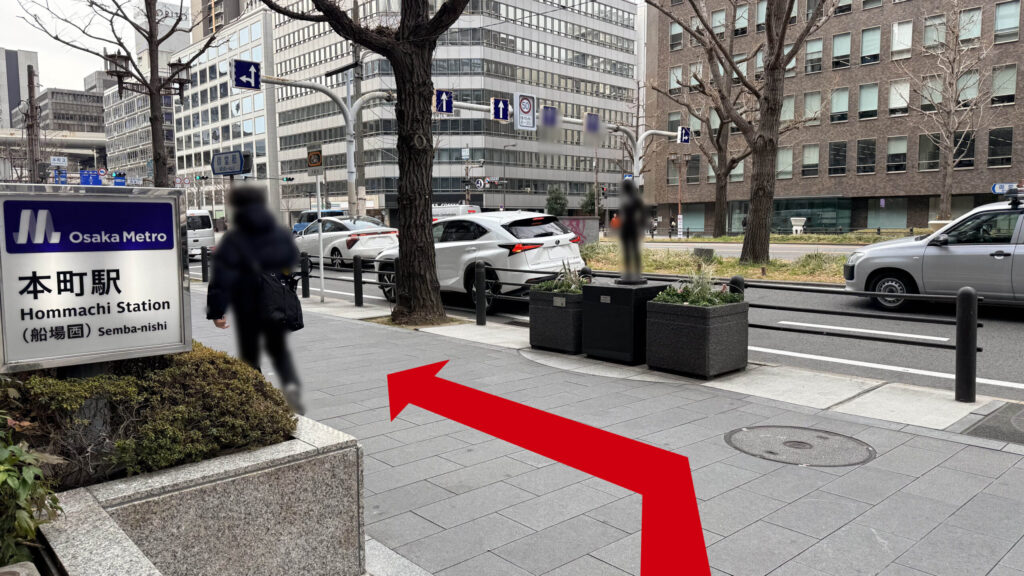 H¹O本町へのアクセス：Osaka Metro本町駅3番出口を出た歩道の様子