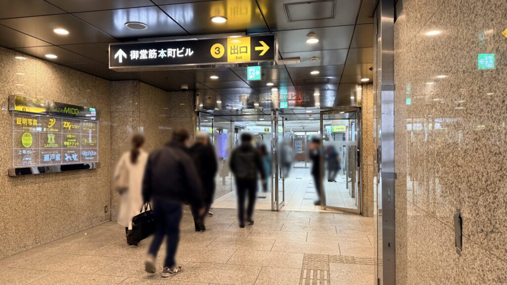 H¹O本町へのアクセス：Osaka Metro本町駅3番出口案内看板の様子