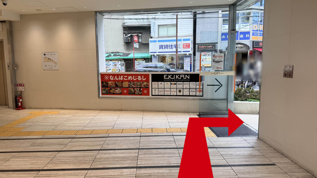 南海電鉄なんば駅なんばCITY1Fの扉を出て外に向かう様子