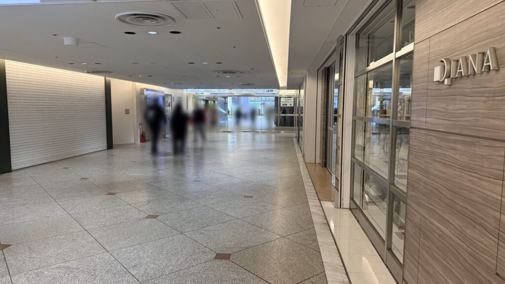 なんばCITY1階ダイアナ（婦人靴店）前