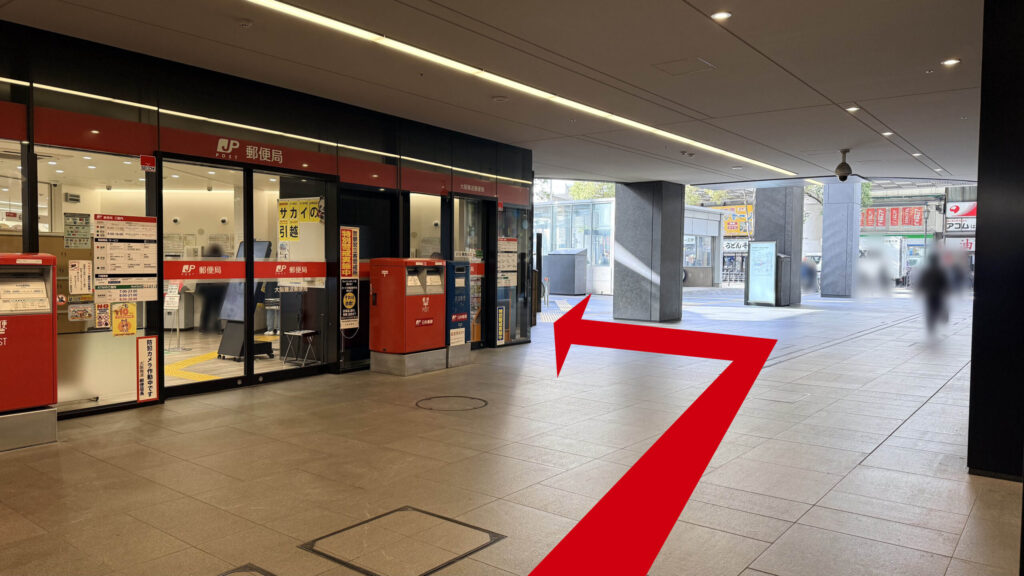 なんばCITY外の郵便局前通路