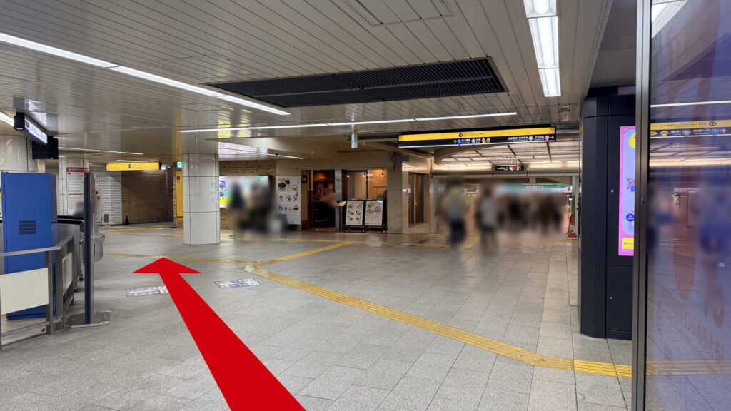 左手に改札がありその先に21番出口が、間に喫茶店、その右正面に22番出口がある