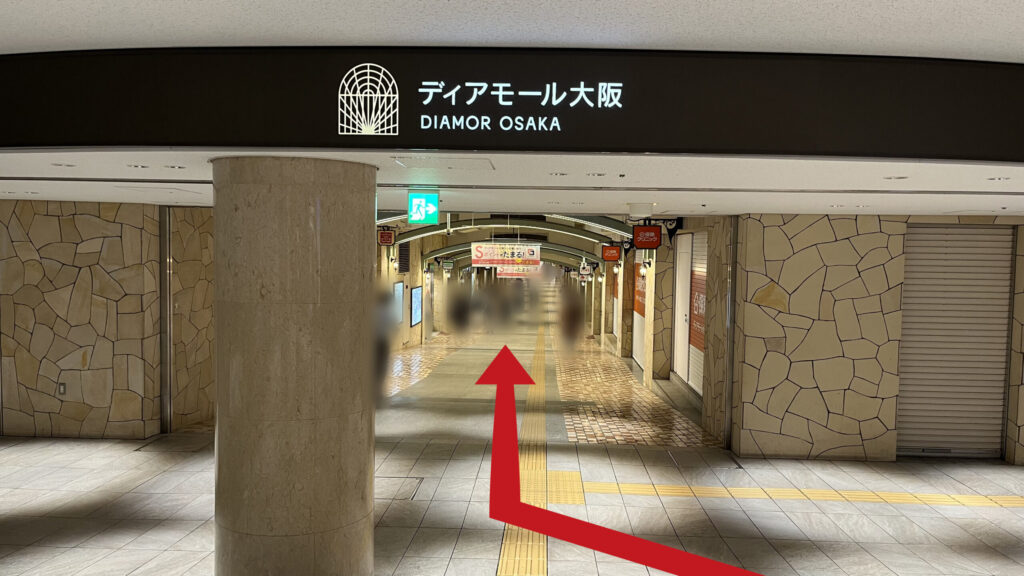 ディアモール大阪への入口通路の様子 大きな円柱があり、上に「ディアモール大阪」の看板がある