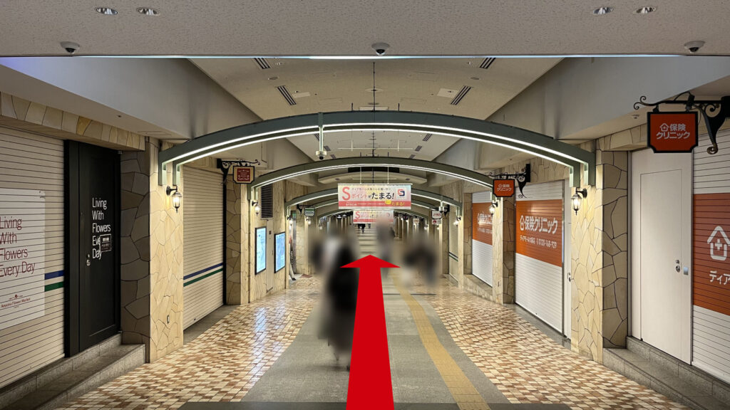 ディアモール大阪の通路の様子 様々な店舗が両脇に並んでいる