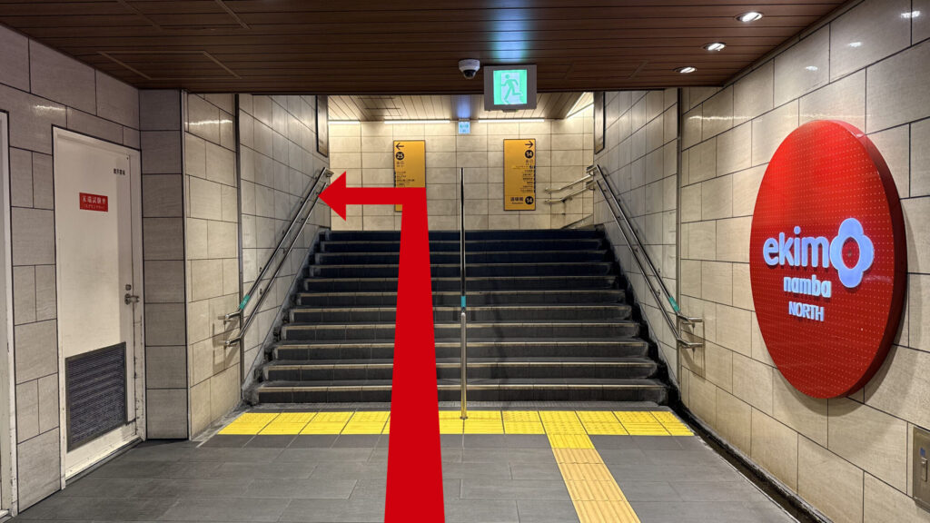 ekimo namba NORTH突き当たりにある25番出口の階段