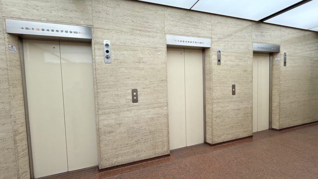 太陽生命難波ビルのエレベーターホール