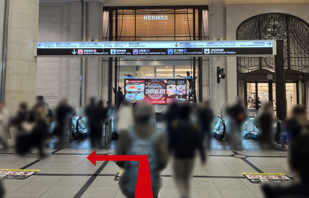リージャス大阪梅田ツインタワーズ・ノースビジネスセンターへのアクセス：突き当たりのHERMES看板と下りエスカレーターの手前で左折するポイント　前方奥は阪急百貨店梅田店、その手前にエスカレーターがある