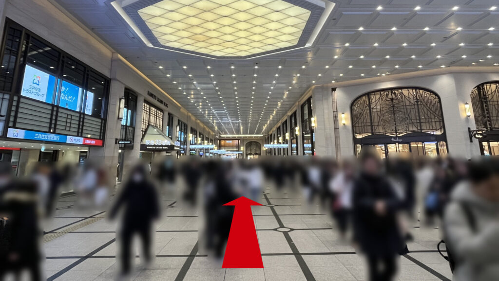 リージャス大阪梅田ツインタワーズ・ノースビジネスセンターへのアクセス：高い天井に装飾が施された広大なコンコース　右手に阪急百貨店大阪梅田店、左手に三井住友信託銀行や三菱東京UFJ銀行、阪急32番街などの店舗が並んでいる