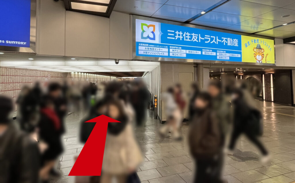 リージャス大阪梅田ツインタワーズ・ノースビジネスセンターへのアクセス：ムービングウォーク（動く歩道）の入り口付近の風景　前方上部に三井住友トラスト不動産の看板が見える