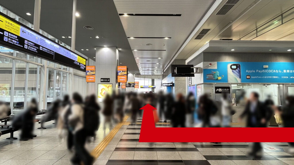 Compass Offices イノゲート大阪へのアクセス：JR大阪駅 3F連絡橋口改札を出て右側の通路を進む様子　正面に案内板とガラス張りの窓がある