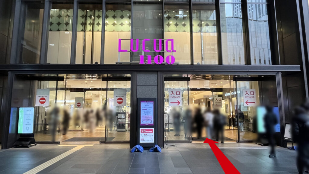 Compass Offices イノゲート大阪へのアクセス：ルクアイーレ外観　自動扉が２つあり、入り口は右側になっている