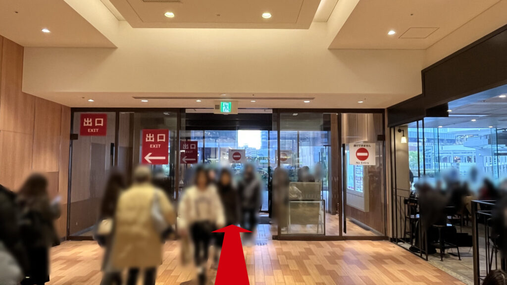 Compass Offices イノゲート大阪へのアクセス：ルクアイーレの2Fを突っ切った図　右手にスターバックスがある　正面に自動扉があり、イノゲート大阪方面に抜ける