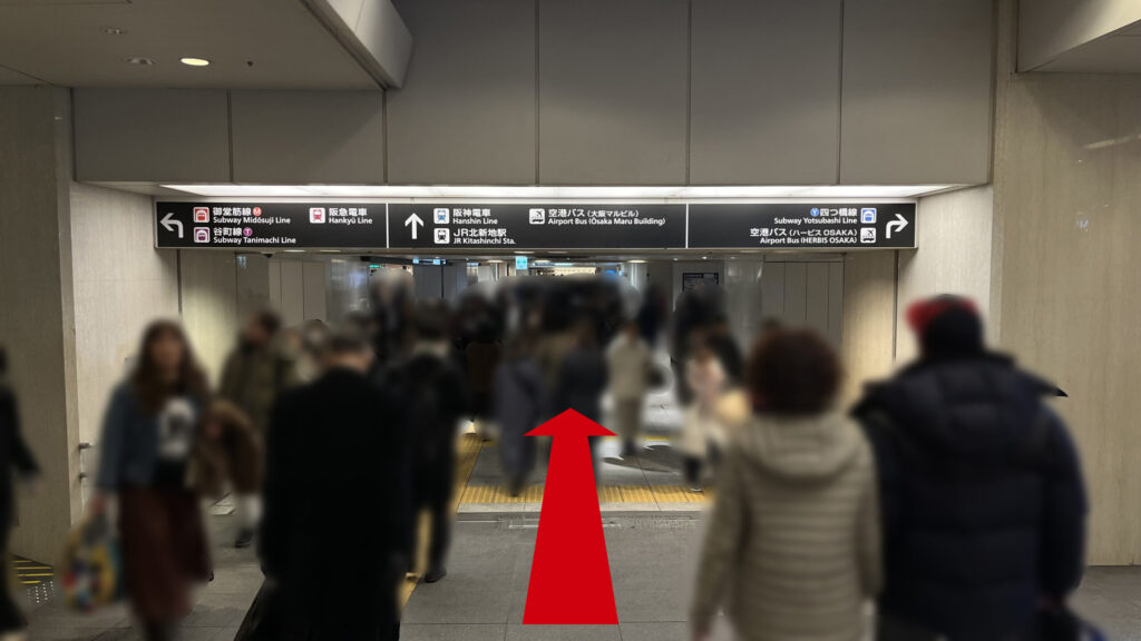 リージャス梅田スクエアビジネスセンターへのアクセス方法：阪神電車やJR北新地駅のロゴが白字で記された黒い大型案内板が設置された通路の入り口