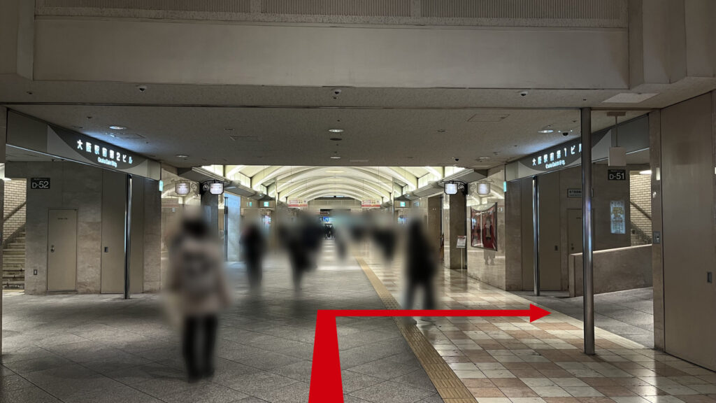 billage OSAKA 大阪駅前第1ビルへのアクセス方法:左は第2ビル、右は第1ビルへと分かれる分岐点で、右側の第1ビルへと進む様子