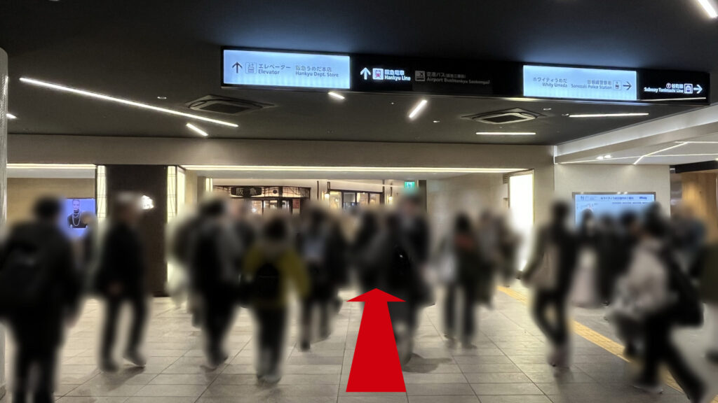 リージャス大阪梅田ツインタワーズ・ノースビジネスセンターへのアクセス：阪急電車の案内看板が設置された地下通路