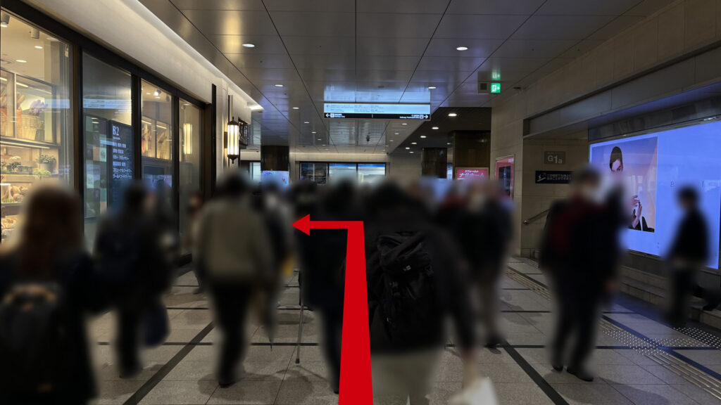 リージャス大阪梅田ツインタワーズ・ノースビジネスセンターへのアクセス：阪急百貨店の地下入口付近　左手に阪急百貨店、右手にG1a出口の階段とハイブランドの広告が貼られている