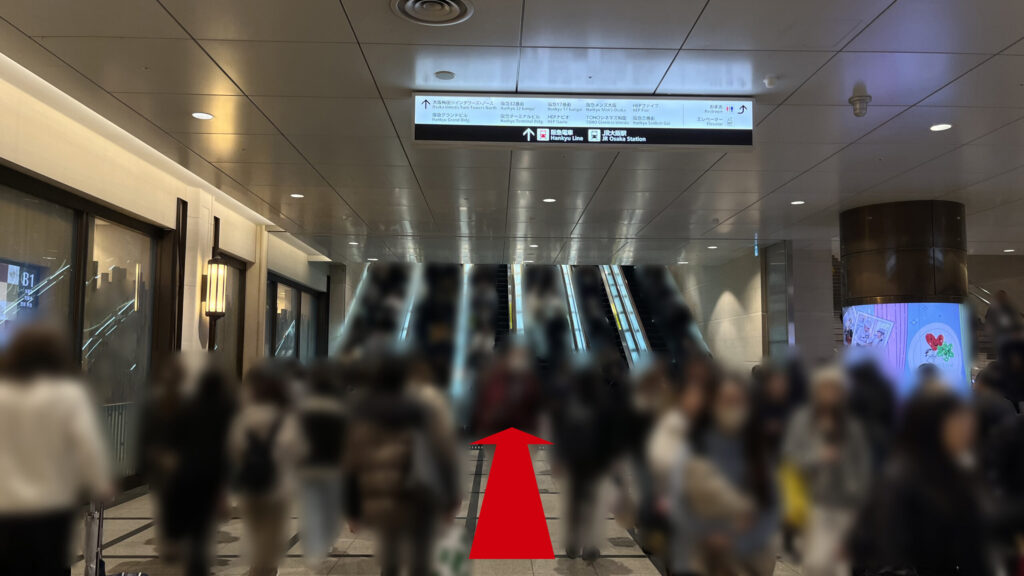 リージャス大阪梅田ツインタワーズ・ノースビジネスセンターへのアクセス：1Fコンコースへと繋がる長い上りエスカレーター　6機ある　左に阪急百貨店梅田店、右手に大きな茶色い円柱がある