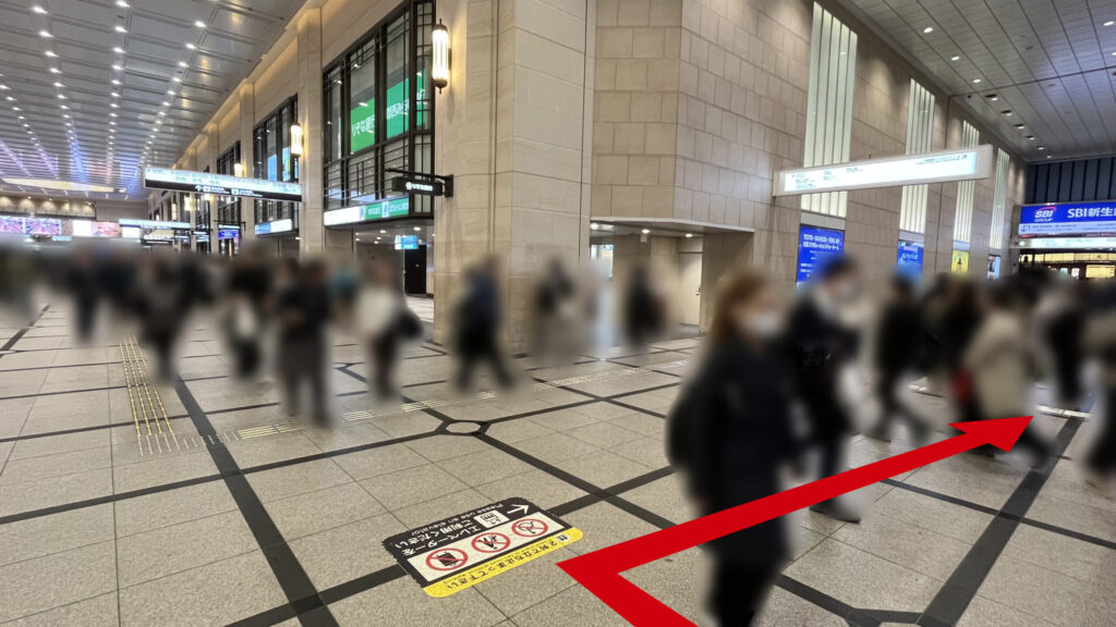 リージャス大阪梅田ツインタワーズ・ノースビジネスセンターへのアクセス：エスカレーターを上ったあと、コンコースの分岐点