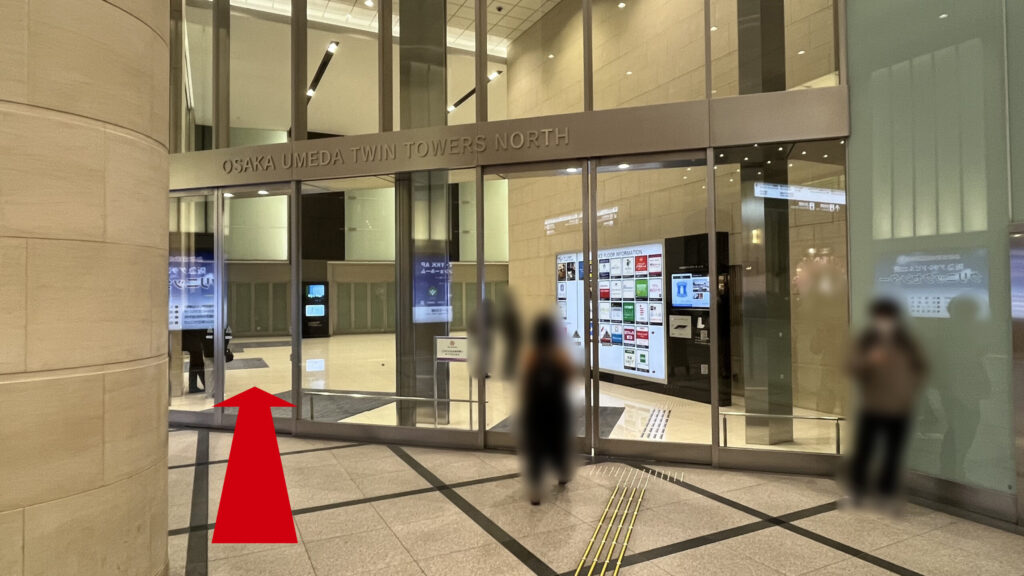 リージャス大阪梅田ツインタワーズ・ノースビジネスセンターへのアクセス：大阪梅田ツインタワーズ・ノースの重厚なオフィス入口　自動扉が並んでいる