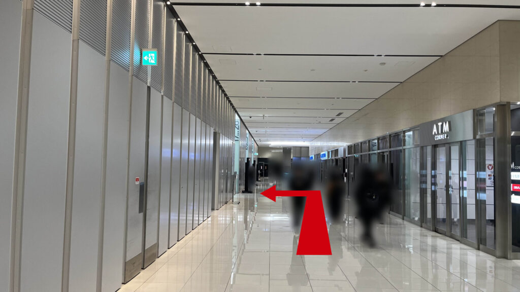 リージャス大阪梅田ツインタワーズ・ノースビジネスセンターへのアクセス：15Fスカイロビーの通路　右にATMやローソン、左に高層階用エレベーターが並んでいる