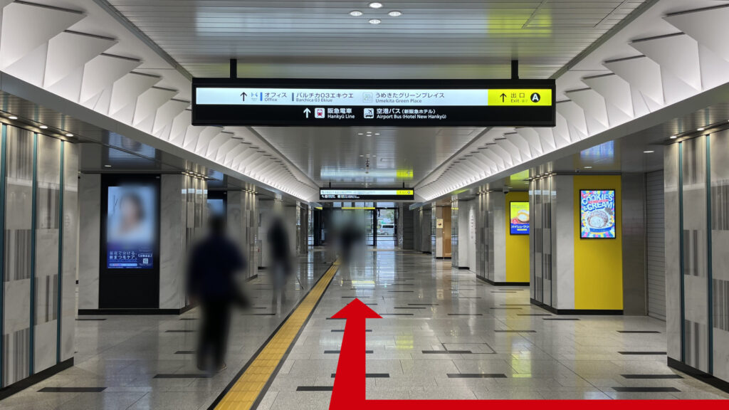 Compass Offices イノゲート大阪へのアクセス：西口改札を出て右に曲がった図　右手に「ビアードパパ」などの店が並んでいる　上の看板には「バルチカ03エキウエ」や「うめきたグリーンプレイス」、「出口A」などと書かれている