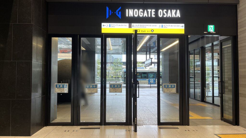 Compass Offices イノゲート大阪へのアクセス：出口A付近の様子　上に「イノゲート大阪」のロゴ、その下に案内板と出口Aの文字　下には扉がいくつか付いている
