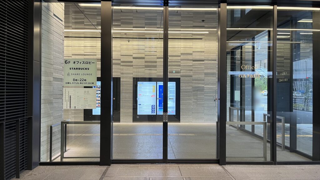 Compass Offices イノゲート大阪へのアクセス：扉を出て左に曲がった様子　オフィスエレベーターホールが写っている