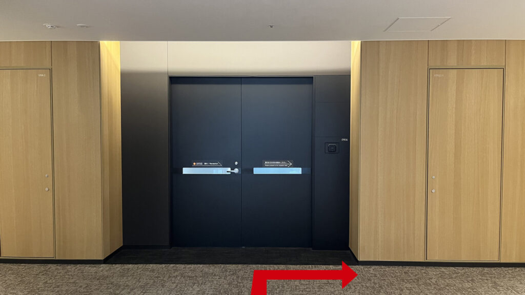 Compass Offices イノゲート大阪へのアクセス：9Fに上がってすぐの写真　右に「Compass Offices イノゲート大阪」があるという案内が貼られた扉がある