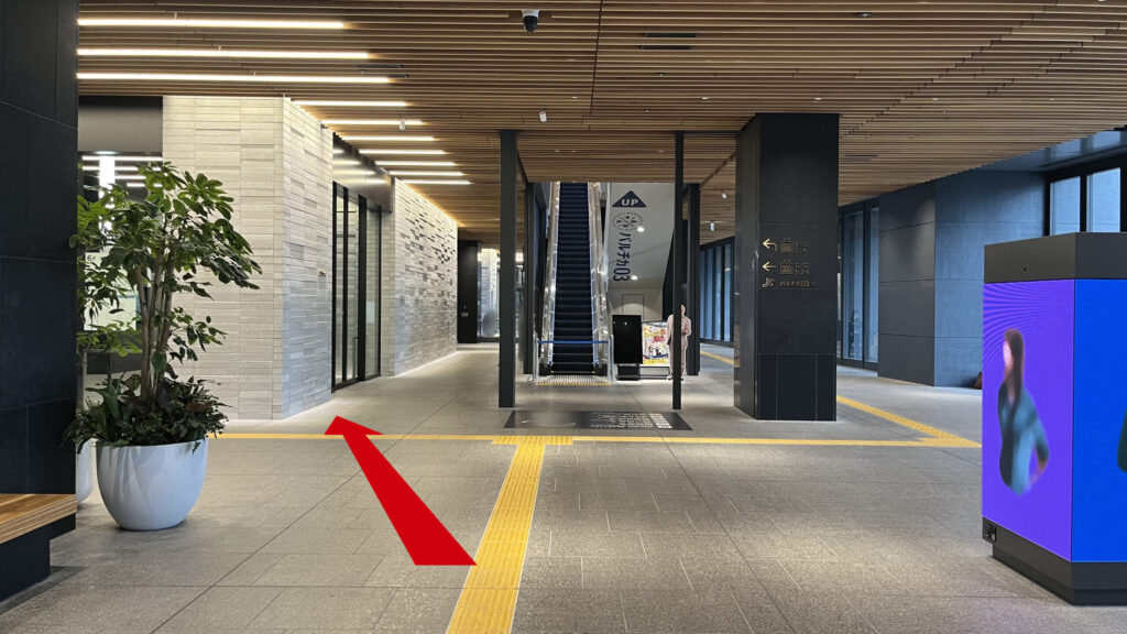 Compass Offices イノゲート大阪へのアクセス：イノゲート大阪　2Fエントランスを入って少し歩いた図　正面にはバルチカ03などに行くエスカレーター、左手にはオフィスエレベーターがある