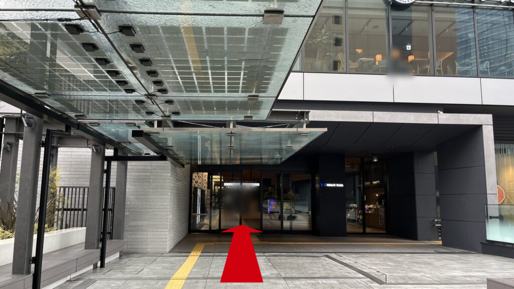 Compass Offices イノゲート大阪へのアクセス：イノゲート大阪2Fエントランス　ガラス張りの屋根を進む