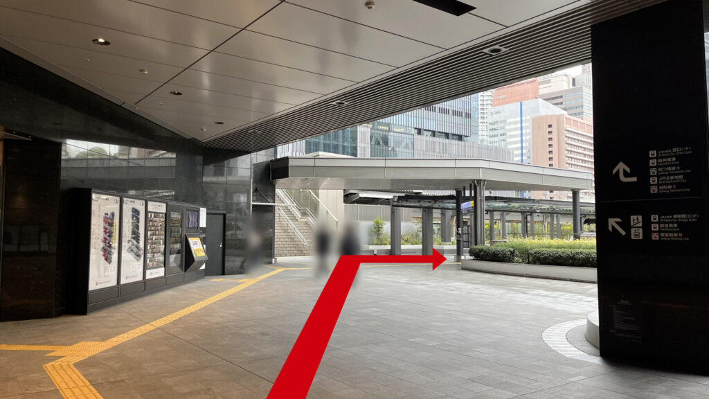 Compass Offices イノゲート大阪へのアクセス：「阪」のモニュメントの前を左手に少し進んだ図　イノゲート大阪への通路が正面に見える　左手にオフィスビルへのエレベーターとその横にルクア横3Fへ繋がる階段がある