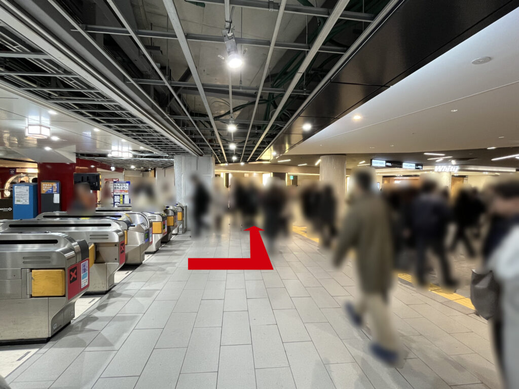 リージャス大阪梅田ツインタワーズ・ノースビジネスセンターへのアクセス：御堂筋線梅田駅南改札付近　右手にWhity梅田、左手に阪急百貨店梅田店への連絡通路が見える