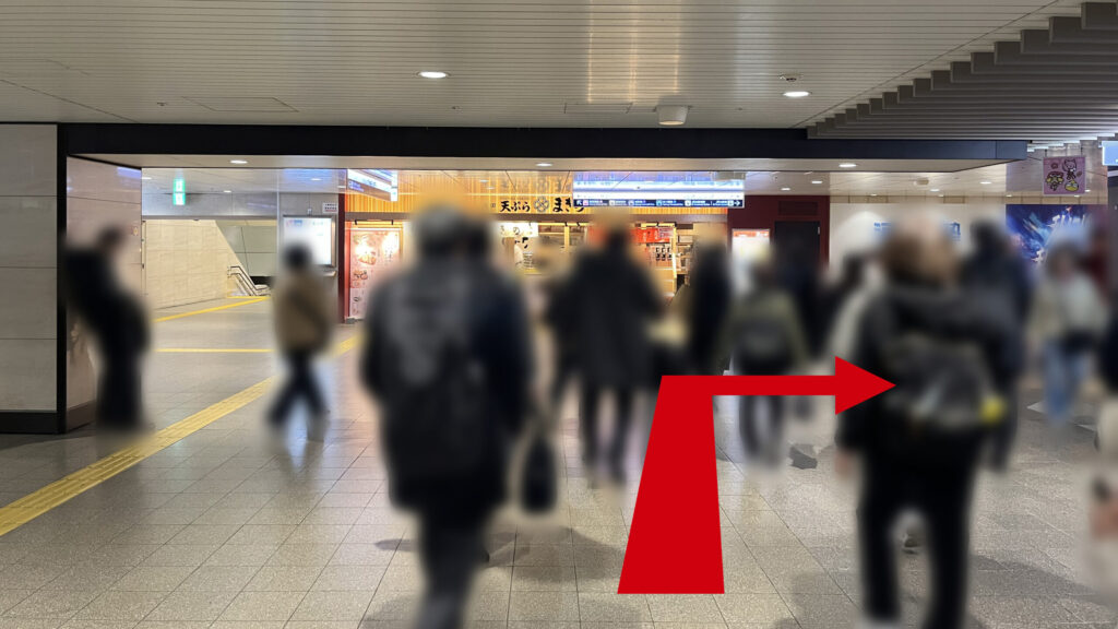 Compass Offices イノゲート大阪へのアクセス：阪急大阪梅田駅2F中央改札を出て2F通路を直進した図　正面には「天ぷらまきの」が、正面左手に下り階段があるが右に曲がる
