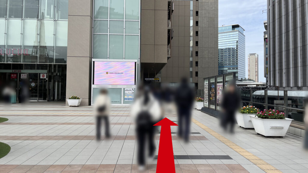 Compass Offices イノゲート大阪へのアクセス：JR大阪方面行きの通路をそのまま進んだ図　屋根のないエリア　左手にルクア大阪2F入口、右手にヨドバシ梅田とヨドバシ梅田への連絡通路が見える