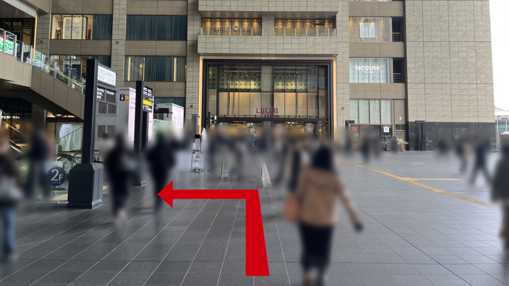 Compass Offices イノゲート大阪へのアクセス：アトリウム広場　正面にルクアイーレ、左手にエスカレーター群があり左に曲がる