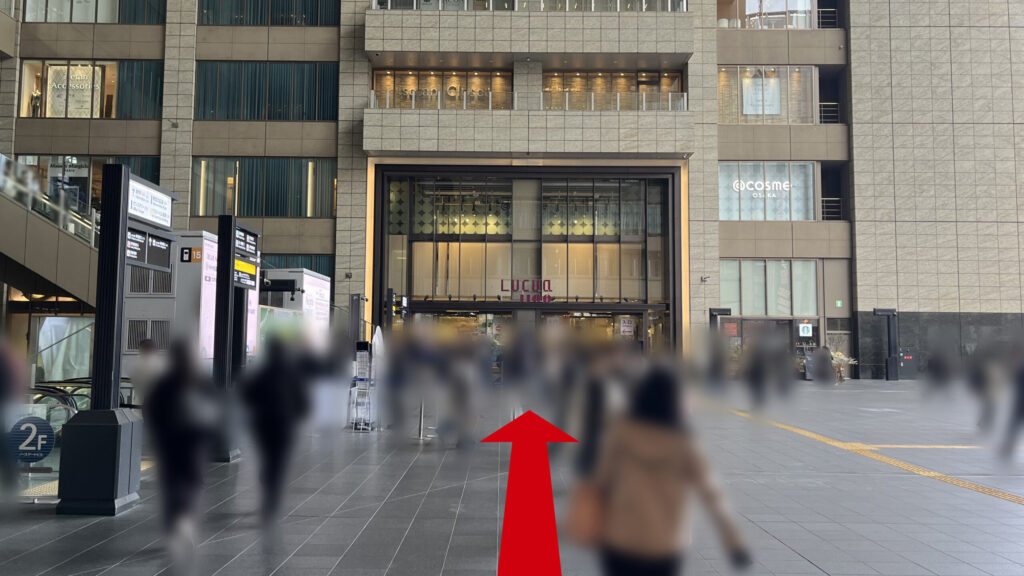 Compass Offices イノゲート大阪へのアクセス：アトリウム広場　正面にルクアイーレ、左手にエスカレーター群がある