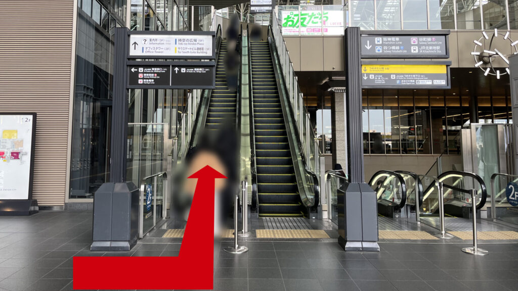 Compass Offices イノゲート大阪へのアクセス：左に曲がり、上りエスカレータに乗る図