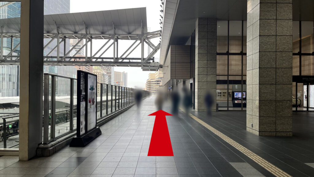 Compass Offices イノゲート大阪へのアクセス：左手下に大阪駅ホーム、右にノースゲートビルディングオフィスタワーがある通路を直進する様子　少し屋根がある