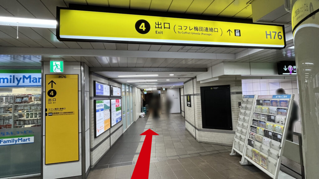 BIZcomfort大阪東梅田へのアクセス方法：谷町線東梅田駅の中東改札外にある「4番出口」への案内看板と隣接するファミリーマートの店舗