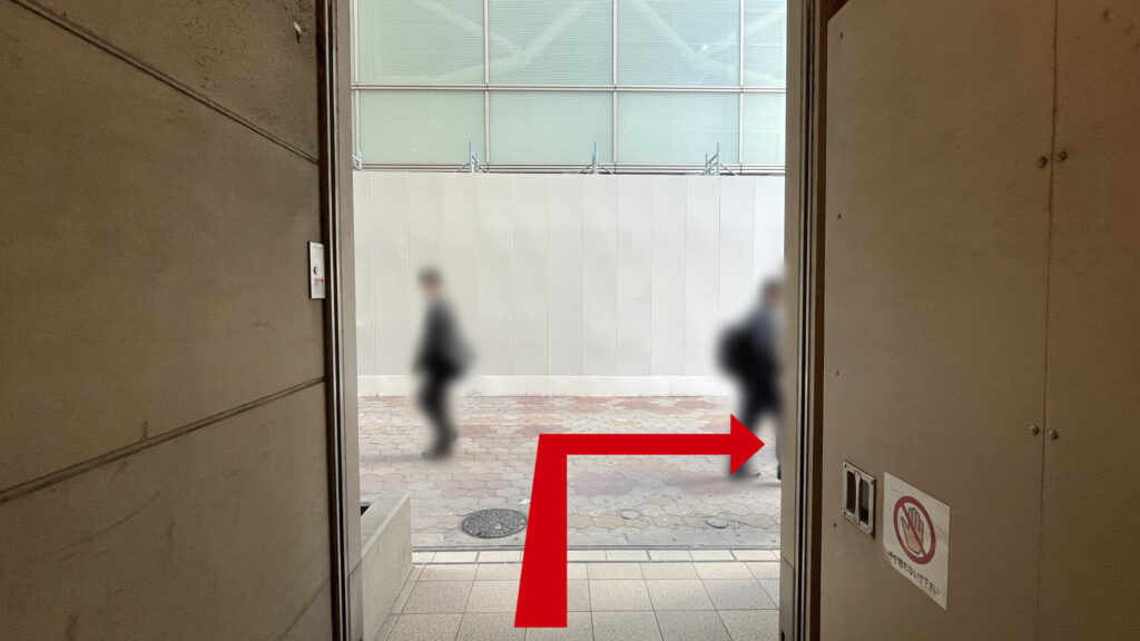 BIZcomfort大阪東梅田へのアクセス方法：「4番出口」から地上に出た直後の視界　向いにビル、正面に石畳の歩道がある