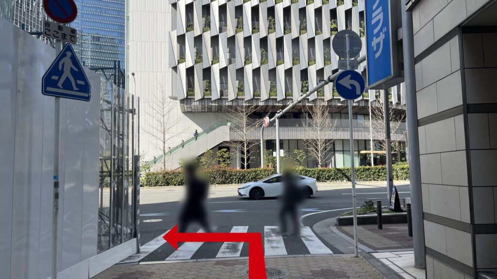 BIZcomfort大阪東梅田へのアクセス方法：地上出口付近の横断歩道と突き当たりにある御堂筋沿いの歩道　奥に阪神百貨梅田店の外観が見える