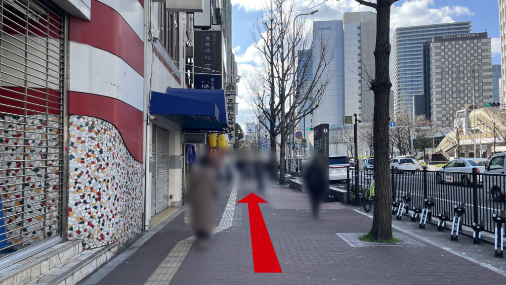 BIZcomfort大阪東梅田へのアクセス方法：御堂筋沿いの広い歩道と左手に見える飲食店街の風景