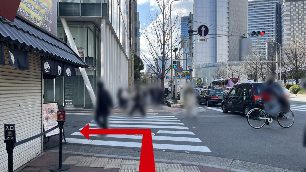 BIZcomfort大阪東梅田へのアクセス方法：御堂筋沿いの交差点と左折ポイントにある鯛焼き店の外観