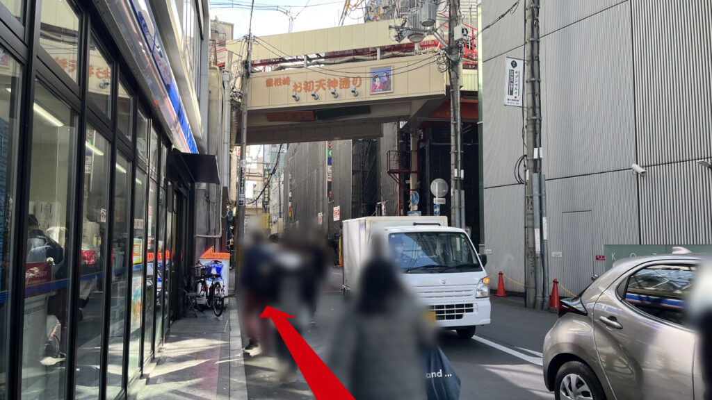 BIZcomfort大阪東梅田へのアクセス方法：目的地付近の路地と正面に見えるお初天神通りアーケードの入り口　左手にローソンがある