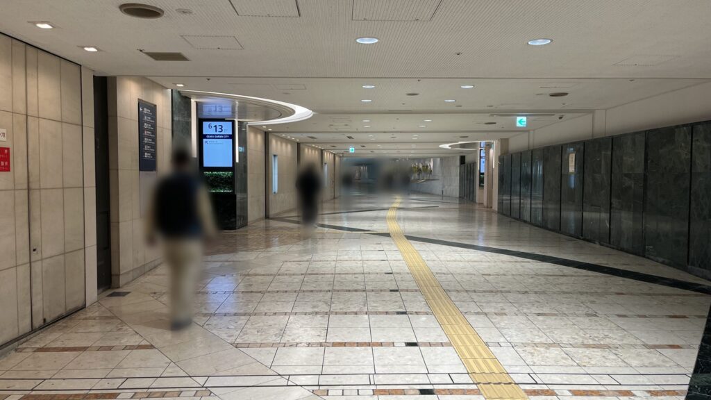 リージャスパシフィックマークス西梅田ビジネスセンターへのアクセス方法：6-13出口付近　右側に黒い大理石のような石の壁が連なっている通路