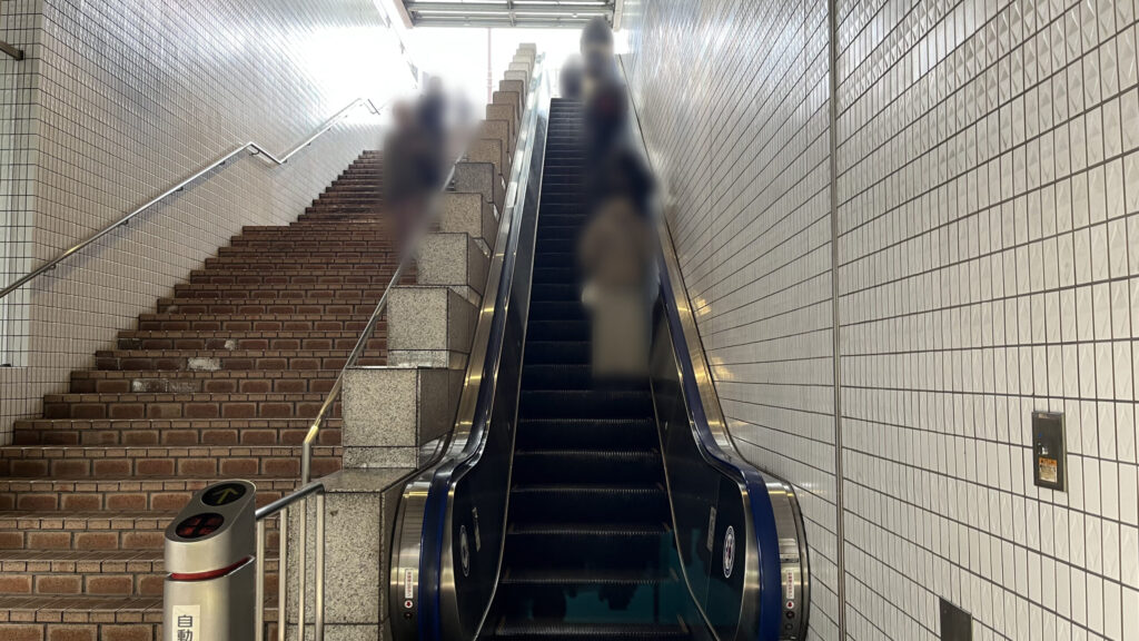 リージャスパシフィックマークス西梅田ビジネスセンターへのアクセス方法：パシフィックマークス西梅田最寄りの出口　エスカレーターと、その左手に階段がある