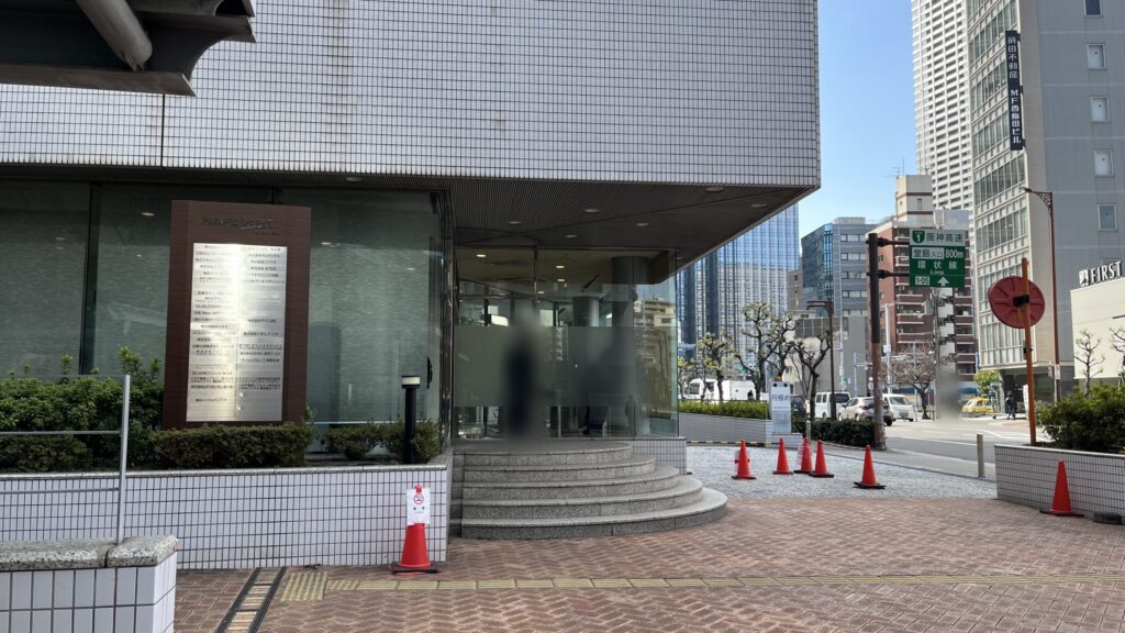 リージャスパシフィックマークス西梅田ビジネスセンターへのアクセス方法：パシフィックマークス西梅田入り口外観　入り口左手にテナント企業の名前の入ったプレートがある　入り口には階段が5段ある